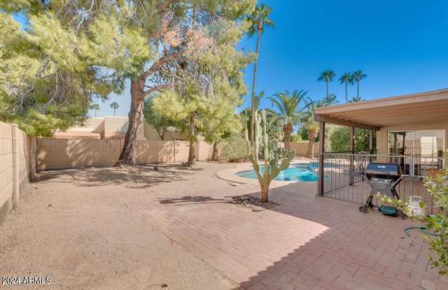 7641 N VIA DEL PARAISO --