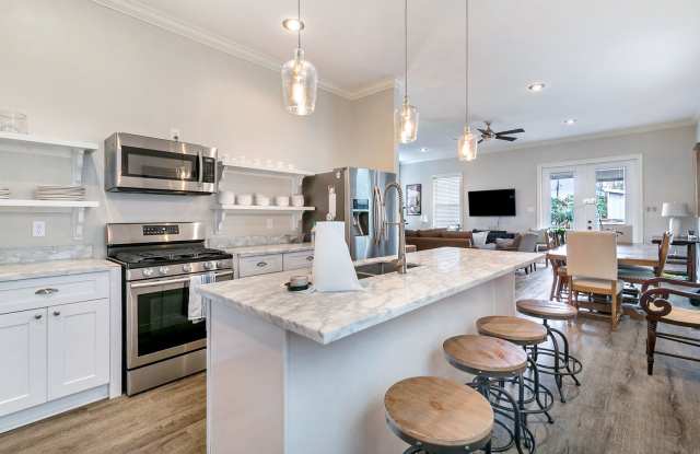 Fully Furnished Duplex on Maple Street!