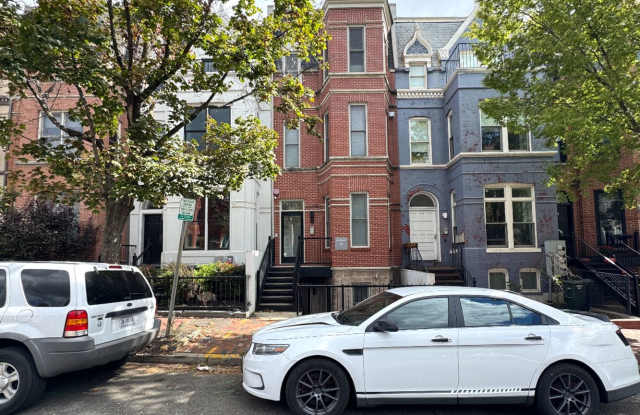 Photo of Lovely 1 BR + 1 Den/2 BA Condo in Mt Vernon Square!