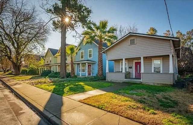 Photo of **Reserve NOW for Summer 2026** - 2 Bed, 1 Bath HOUSE with BONUS ROOM/Office