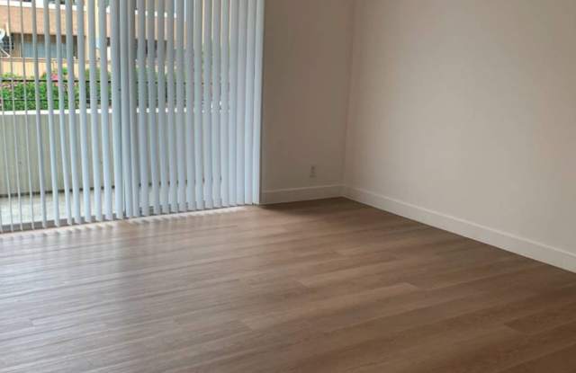 Photo of Beautiful 1 Bed /1 Bath with Hardwood Floors, Central AC, Stainless Steel Appliances, Balcony, Gym, Pool, Hot Tub