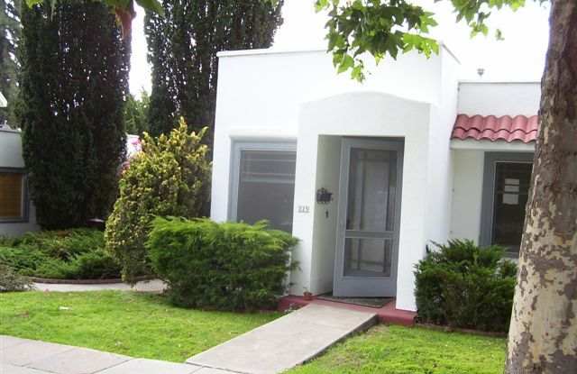 Walnut Avenue unit on tree lined street - 323 Walnut Avenue, Santa Cruz, CA 95060