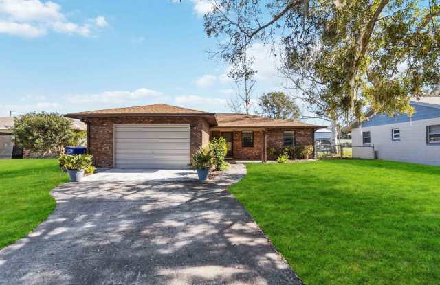 Very Nice 2/2 Home w/ Fenced Yard in St. Cloud Near Lakefront