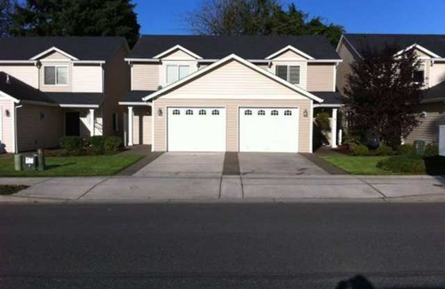 Stylish Three Bedroom Townhome In Camas!!
