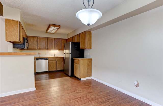 Comfy 2b/2ba with Outdoor Pool!