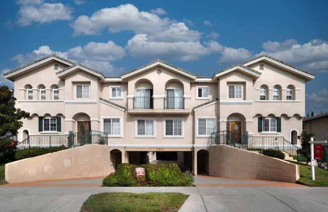 Photo of 2 WEEKS OFF SPECIAL..BEAUTIFUL 4 BED 3 BATH UNIT!!!!!