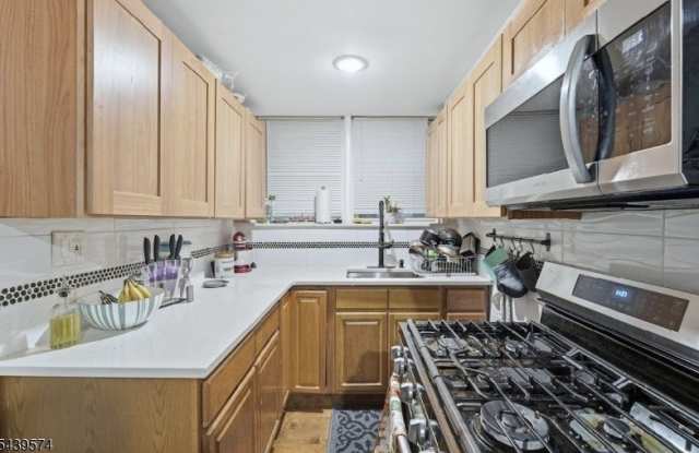 328 John St