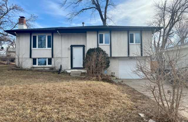 13815 W Cir – Bright  Airy 3BR Millard Rental!