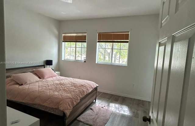 Photo of 3924 SW 52nd Ave