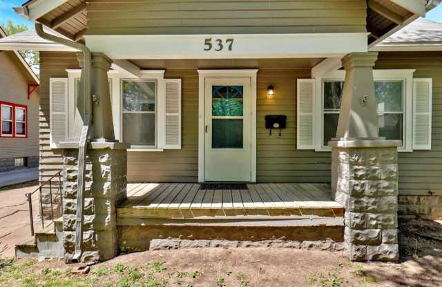 Cute 2 bedroom house near in a great neighborhood, close to shopping, restaurants, and easy highway access!