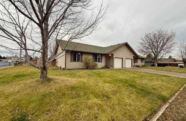 SCHEDULE A TOUR TO VIEW THIS LOVELY HOME IN REDMOND!!