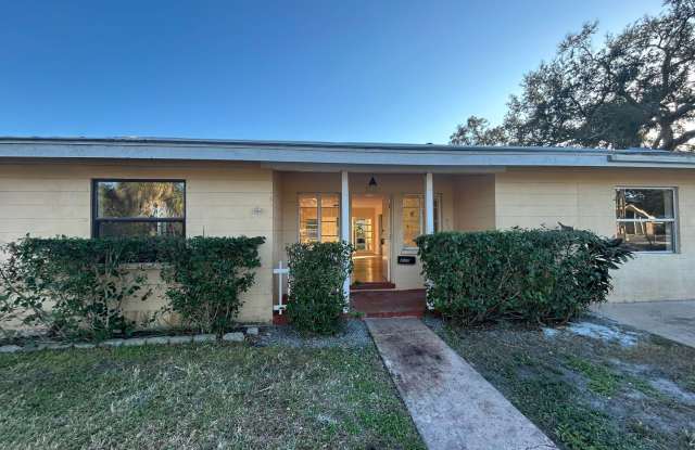 Spacious 3/2 home available now, and conveniently located near downtown and Manatee Hospital