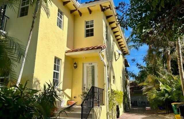218 N Palmway