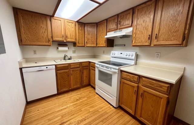 Charming 1-Bedroom Condo with Great Amenities
