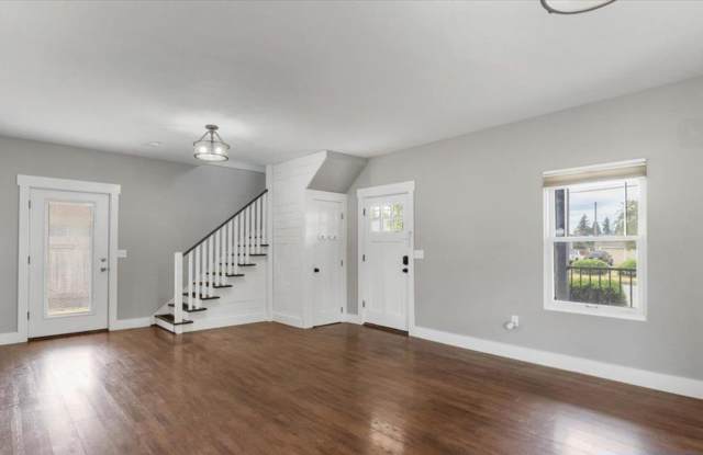 3505 Lancaster Dr NE