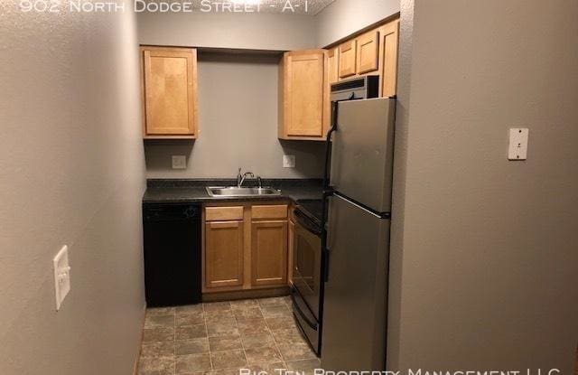 902 North Dodge Street - 902 N Dodge St, Iowa City, IA 52245