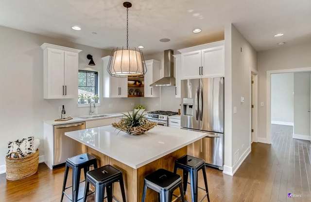 Luxurious 3 bed 3 bath townhome in Glen Ellyn
