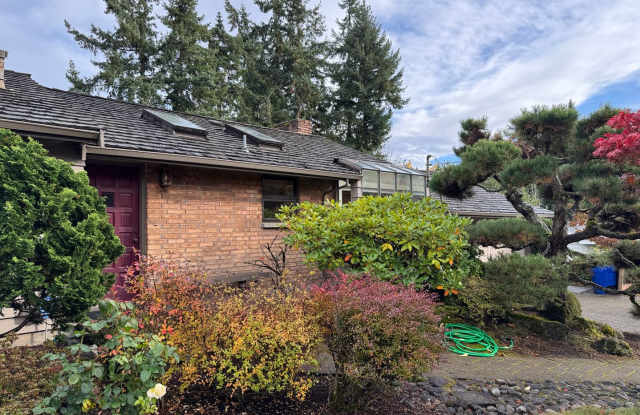 Cozy 5 bedr 3 bath rambler with daylight basement, minutes to Somerset schools