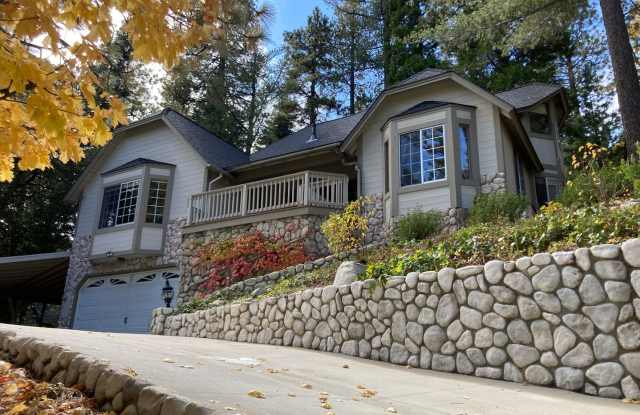 Charming Mountain Retreat across from Golf Course