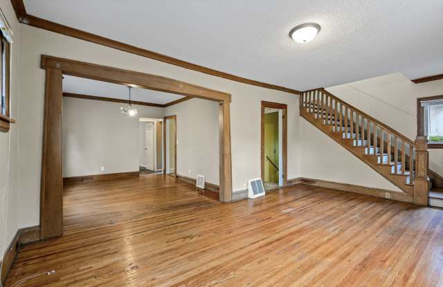 MUST SEE 5BD/2BA in Como near U of M! Avail. 9/1/26