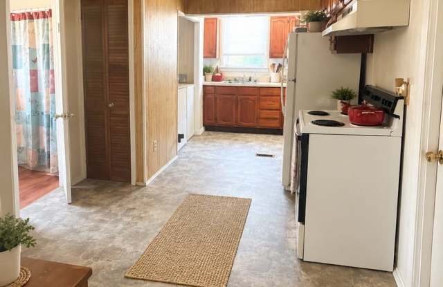 1500 E Butler St - 3 Bed, 1 Bath Home with Washer/Dryer & Large Corner Lot