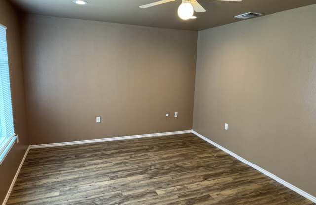 Fenced Backyard Garage *sec 8 approved*