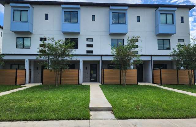 ***MOVE-IN SPECIAL/50% OFF!!***Beautiful 3-Bedroom, 3.5-Bathroom Townhome in Tampa