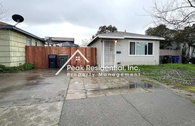 Charming 1bd/1baHouse with Backyard - 3250 32nd Avenue, Sacramento, CA 95824