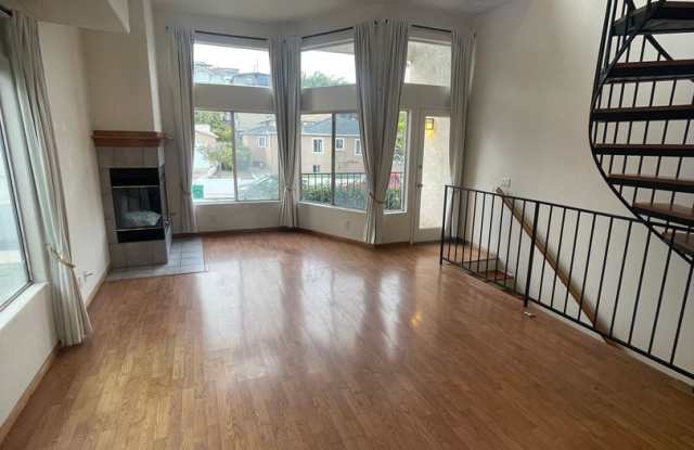 Point Loma 3 Bedroom 2 1/2 Bath Loft Style Townhome