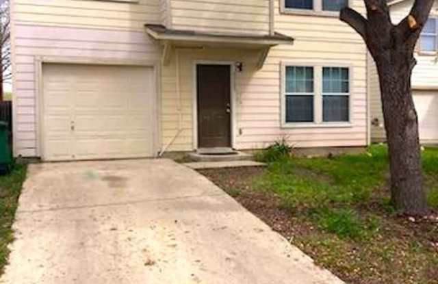 Pet friendly two story near bases - 5923 Campus Park, San Antonio, TX 78242