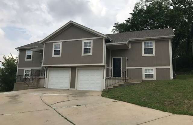 Beautiful 3 Bedroom 2 Bath Duplex!