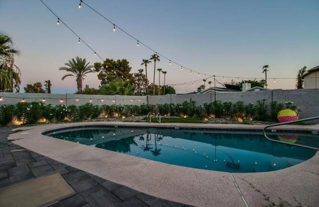 BEAUTIFUL, FURNISHED TEMPE HOME WITH POOL AND PUTTING GREEN!