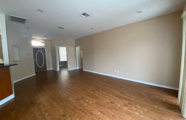 SPACIOUS 3/2 HOME WITH LARGE FENCED BACKYARD! $1,875