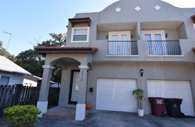 ORLANDO: 3 Bed/2.5 bath, 2 Story Townhome in Golden Heights!