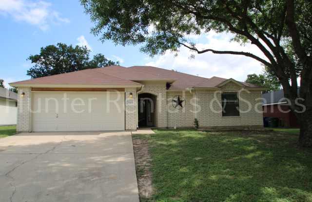 Charming 3-Bedroom Home with New Carpet and Spacious Backyard