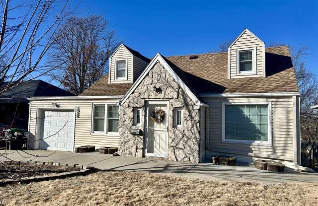 Cozy 3 Bedroom, 2.5 Bath Home in a Great Omaha Location!