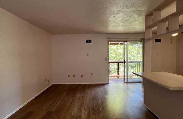 1057 Hermitage Way S #30