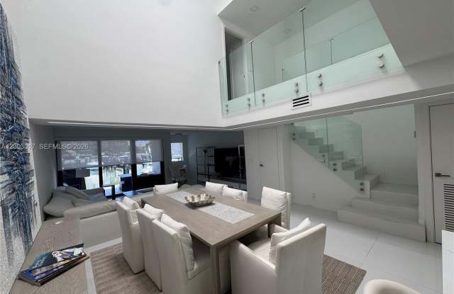 336 Poinciana Dr