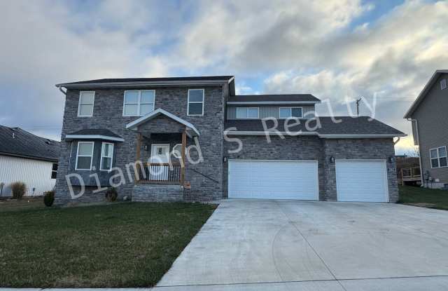 Gorgeous 4 Bedroom Home in Ozark Available!