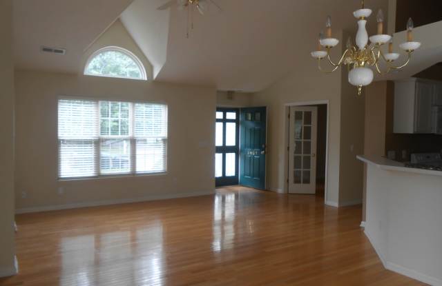 Fantastic 3 BR House w/ Inviting Floor Plan in Kernodle/NW School District