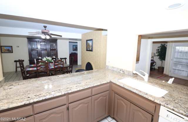 5602 N Camino Del Sol