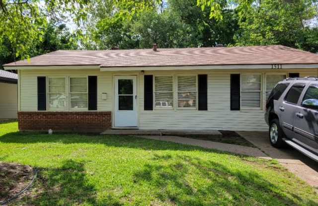 1511 Debra St
