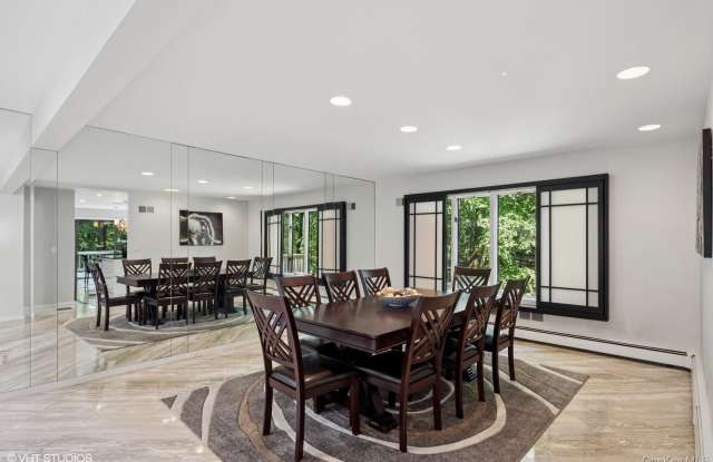 4 Hemlock Hollow Place