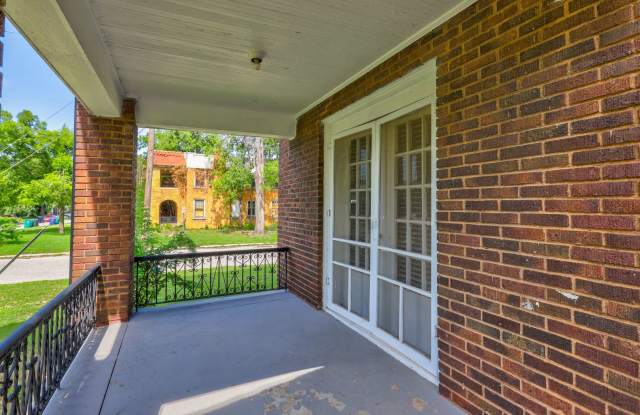 1 Bed 1 Bath apartment in Okc close to Plaza District!