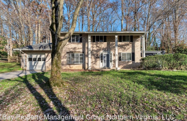 5207 GAINSBOROUGH DR - 5207 Gainsborough Drive, Kings Park West, VA 22032