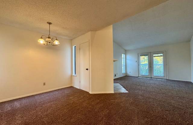 FEEL AT HOME AT LAKE SHORE VILLAS *Upstairs* Leasing Special Available*