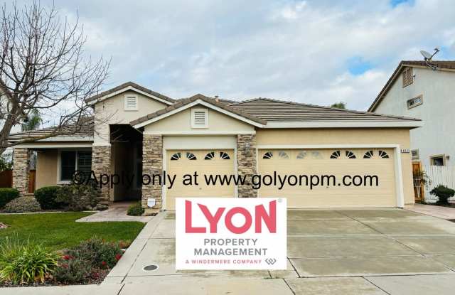 Stunning home with gorgeous Open floor plan 3 bedrooms  3 full baths w/den/office/4th bedroom!! - 8525 Modena Way, Elk Grove, CA 95624