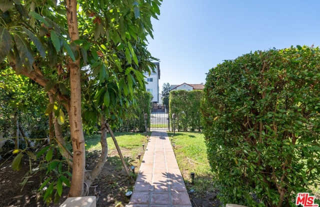 1428 S Sherbourne Dr