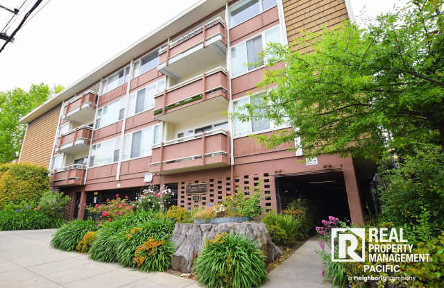 Sunny 2 bedroom in Mark Twain Building