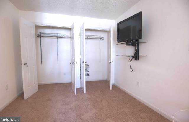 1007 FALLCREST Court unit: 4-104